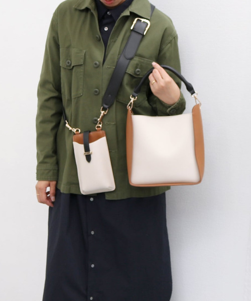 cache cache(カシュ カシュ)の「カシュカシュ cachecache / スマホショルダー付きラウンドショルダーバッグ(ショルダーバッグ・レディース・ホワイト系その他/ブラック/ベージュ系その他・FREE)」の1枚目の写真