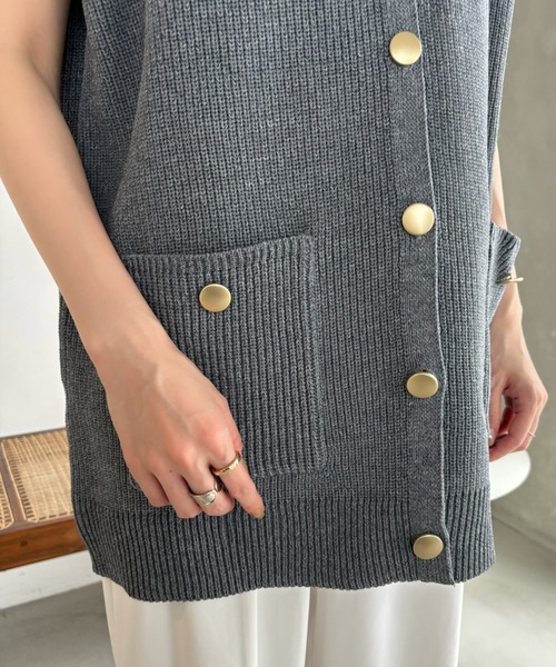 Eclat one（エクラワン）の「Vネック ゴールドボタン スポンディッシュニットベスト（ベスト・レディース・グレイッシュベージュ/ブラック/ネイビー/グレー・FREE）」の19枚目の写真