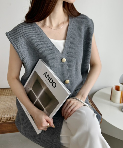 Eclat one（エクラワン）の「Vネック ゴールドボタン スポンディッシュニットベスト（ベスト・レディース・グレイッシュベージュ/ブラック/ネイビー/グレー・FREE）」の10枚目の写真