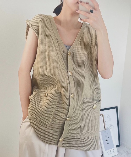 Eclat one（エクラワン）の「Vネック ゴールドボタン スポン