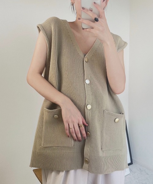 Eclat one（エクラワン）の「Vネック ゴールドボタン スポンディッシュニットベスト（ベスト・レディース・グレイッシュベージュ/ブラック/ネイビー/グレー・FREE）」の17枚目の写真