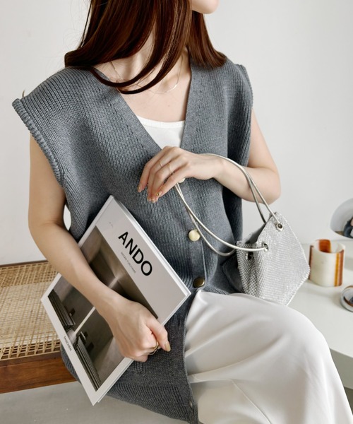 セール】Vネック ゴールドボタン スポンディッシュニットベスト