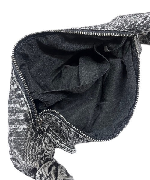 XU（エックスユー）の「ストリートファッション XU エックスユー denim shoulder bag デニムショルダーバッグ デニムバッグ クロワッサンバッグ ミニバッグ ビンテージ風バッグ 肩掛けバッグ Y2K 韓国ファッション 韓国ストリート（ショルダーバッグ・メンズ・ブルー/ブラック・ONE SIZE）」の4枚目の写真