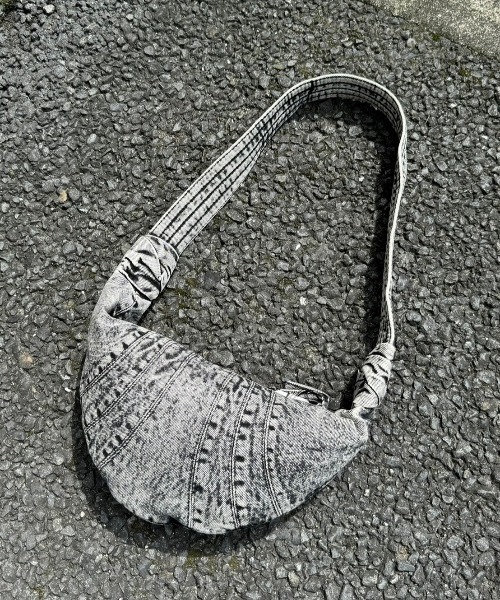 XU（エックスユー）の「ストリートファッション XU エックスユー denim shoulder bag デニムショルダーバッグ デニムバッグ クロワッサンバッグ ミニバッグ ビンテージ風バッグ 肩掛けバッグ Y2K 韓国ファッション 韓国ストリート（ショルダーバッグ・メンズ・ブルー/ブラック・ONE SIZE）」の17枚目の写真