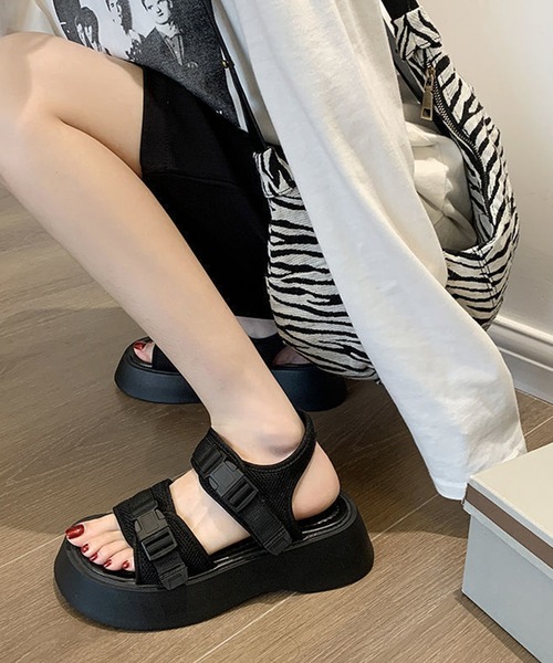 shoes365(シューズスリーシックスファイヴ)の「【shoes365】ダブルバックル厚底スポーツサンダル(サンダル・レディース・ブラック・23.0cm/23.5cm/24.0cm/24.5cm/25.0cm/22.5cm)」の1枚目の写真