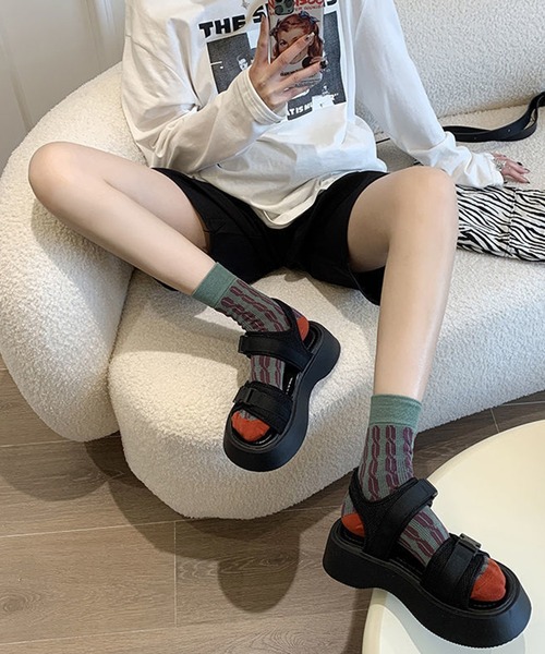 shoes365(シューズスリーシックスファイヴ)の「【shoes365】ダブルバックル厚底スポーツサンダル(サンダル・レディース・ブラック・23.0cm/23.5cm/24.0cm/24.5cm/25.0cm/22.5cm)」の4枚目の写真