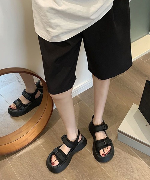 shoes365(シューズスリーシックスファイヴ)の「【shoes365】ダブルバックル厚底スポーツサンダル(サンダル・レディース・ブラック・23.0cm/23.5cm/24.0cm/24.5cm/25.0cm/22.5cm)」の6枚目の写真