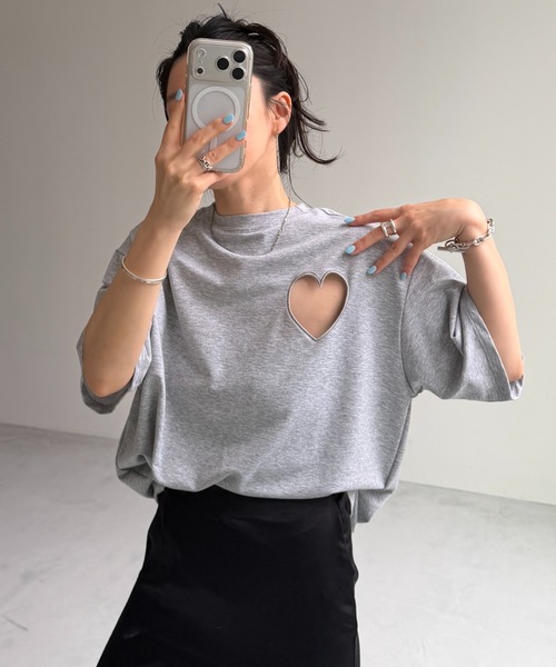 wee9s（ウィークス）の「heart hole tee / ハートホールティー（Tシャツ/カットソー・レディース・ブラック/グレー・FREE）」の11枚目の写真