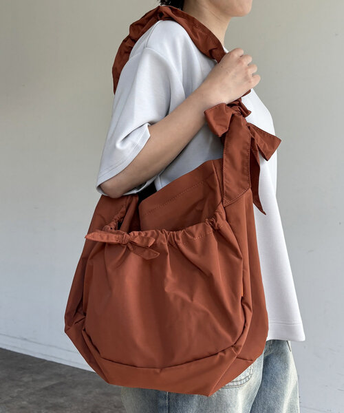 CPCM(シーピーシーエム)の「ナイロンリボンギャザーショルダー(ショルダーバッグ・レディース・ブラウン/アイボリー/ブラック/カーキ・FREE)」の3枚目の写真