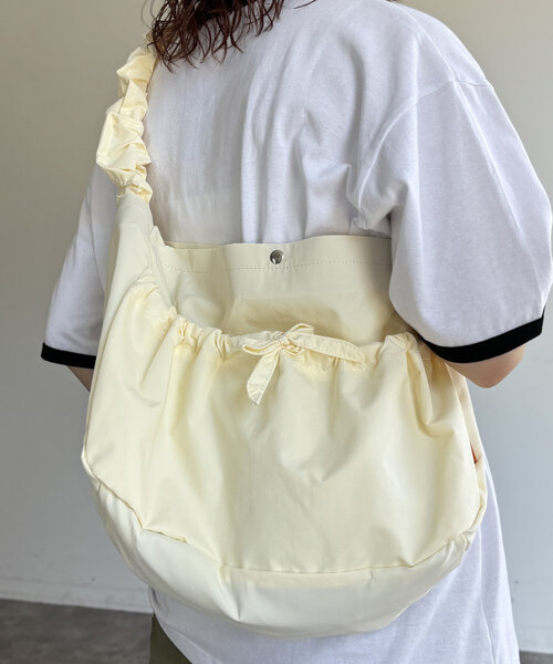 CPCM(シーピーシーエム)の「ナイロンリボンギャザーショルダー(ショルダーバッグ・レディース・ブラウン/アイボリー/ブラック/カーキ・FREE)」の1枚目の写真