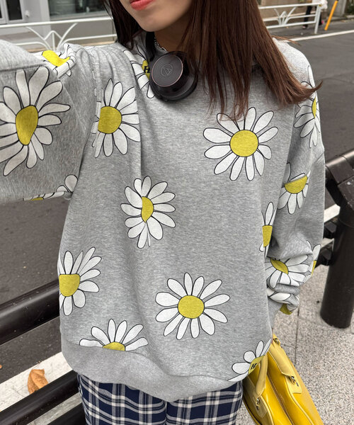 HELLO.SANFRANCISCO（ハローサンフランシスコ）の「【HELLO.SANFRANCISCO/ハローサンフランシスコ】マーガレットプリントオーバースウェット（パーカー・レディース・グレー/ピンク/ブルー/レッド・ONE SIZE）」の2枚目の写真