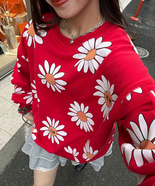 HELLO.SANFRANCISCO（ハローサンフランシスコ）の「【HELLO.SANFRANCISCO/ハローサンフランシスコ】マーガレットプリントオーバースウェット（パーカー・レディース・グレー/ピンク/ブルー/レッド・ONE SIZE）」の4枚目の写真