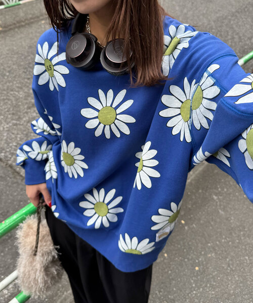 HELLO.SANFRANCISCO（ハローサンフランシスコ）の「【HELLO.SANFRANCISCO/ハローサンフランシスコ】マーガレットプリントオーバースウェット（パーカー・レディース・グレー/ピンク/ブルー/レッド・ONE SIZE）」の3枚目の写真