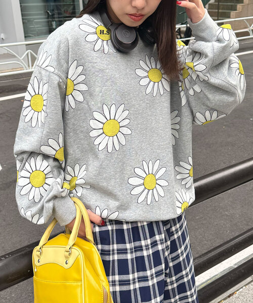 HELLO.SANFRANCISCO（ハローサンフランシスコ）の「【HELLO.SANFRANCISCO/ハローサンフランシスコ】マーガレットプリントオーバースウェット（パーカー・レディース・グレー/ピンク/ブルー/レッド・ONE SIZE）」の5枚目の写真