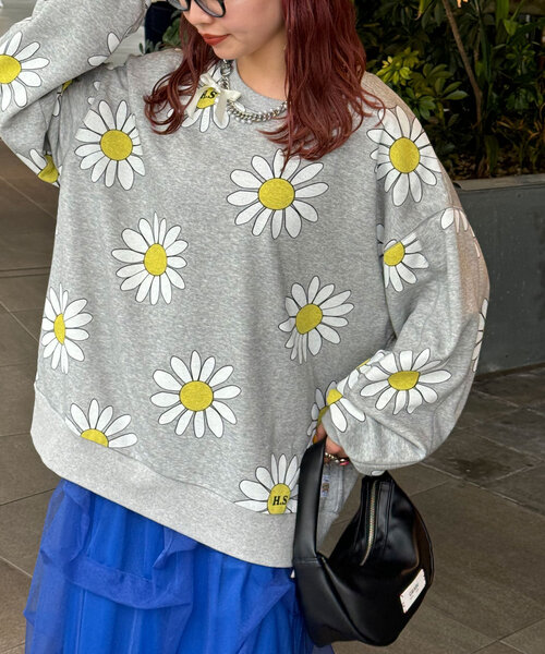 HELLO.SANFRANCISCO（ハローサンフランシスコ）の「【HELLO.SANFRANCISCO/ハローサンフランシスコ】マーガレットプリントオーバースウェット（パーカー・レディース・グレー/ピンク/ブルー/レッド・ONE SIZE）」の7枚目の写真