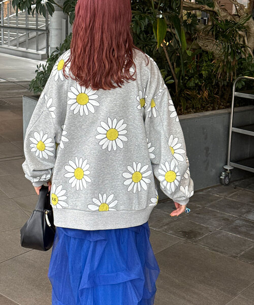 HELLO.SANFRANCISCO（ハローサンフランシスコ）の「【HELLO.SANFRANCISCO/ハローサンフランシスコ】マーガレットプリントオーバースウェット（パーカー・レディース・グレー/ピンク/ブルー/レッド・ONE SIZE）」の8枚目の写真