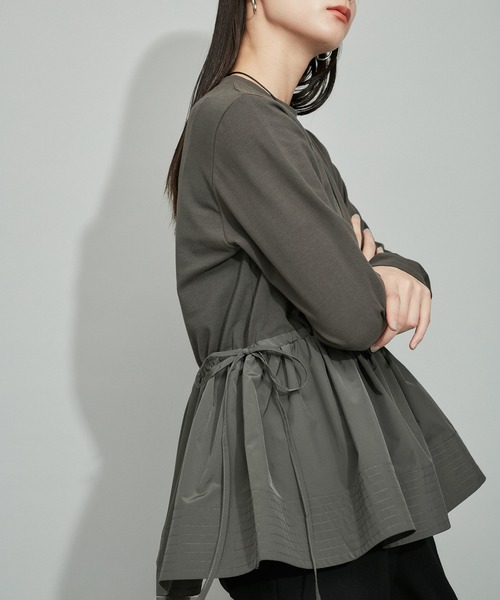ADAM ET ROPE'(アダムエロペ)の「【WEB限定・洗える】ギャザーペプラムカットソー(Tシャツ/カットソー・レディース・チャコールグレー/ホワイト系その他4/ブラック・FREE)」の3枚目の写真