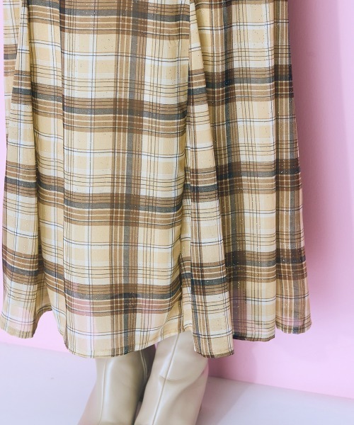 marun（マルン）の「＜大きいサイズ＞ ラメチェックスカート marun（スカート・レディース・レッド系/ブラウン系・5L/4L/3L/LL/L）」の4枚目の写真