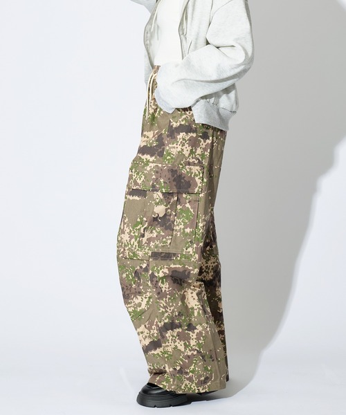 ALLuRing ChaRm（アリュリングチャーム）の「Camouflage wide Cago Pants / 迷彩柄ワイドカーゴパンツ（カーゴパンツ・レディース・カモフラージュ・XL/L/M）」の2枚目の写真