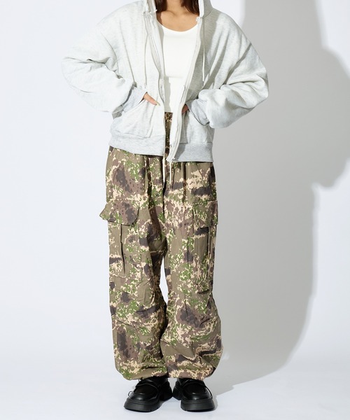 ALLuRing ChaRm（アリュリングチャーム）の「Camouflage wide Cago Pants / 迷彩柄ワイドカーゴパンツ（カーゴパンツ・レディース・カモフラージュ・XL/L/M）」の3枚目の写真