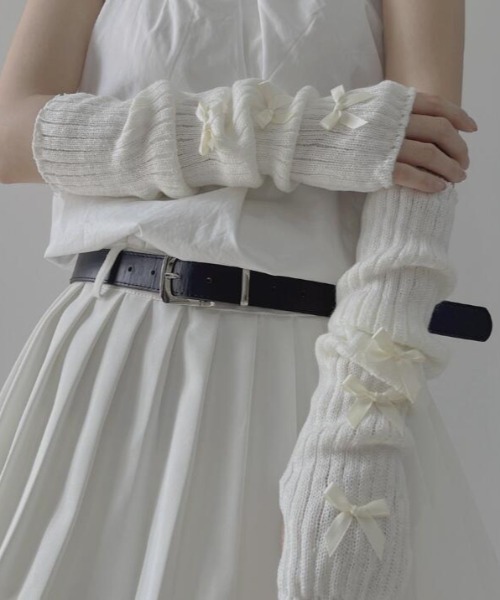 VIBGYOR Women（ヴィブジョー　ウィメン）の「【urge select】リブニット サイドリボン アームカバー/アームウォーマー（アームカバー・レディース・レッド系1/ブラック/ホワイト系2/ホワイト系1/レッド系2・FREE）」の3枚目の写真