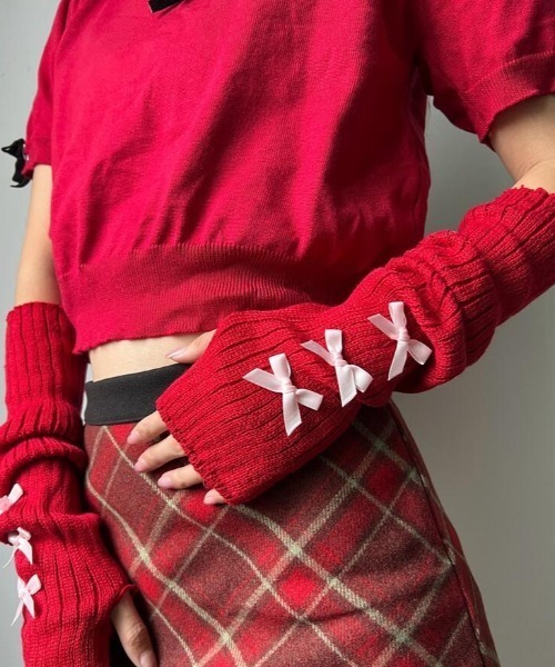 VIBGYOR Women（ヴィブジョー　ウィメン）の「【urge select】リブニット サイドリボン アームカバー/アームウォーマー（アームカバー・レディース・レッド系1/ブラック/ホワイト系2/ホワイト系1/レッド系2・FREE）」の4枚目の写真