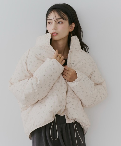 TITTY&CO.（ティティーアンドコー）の「小花柄ダウンジャケット