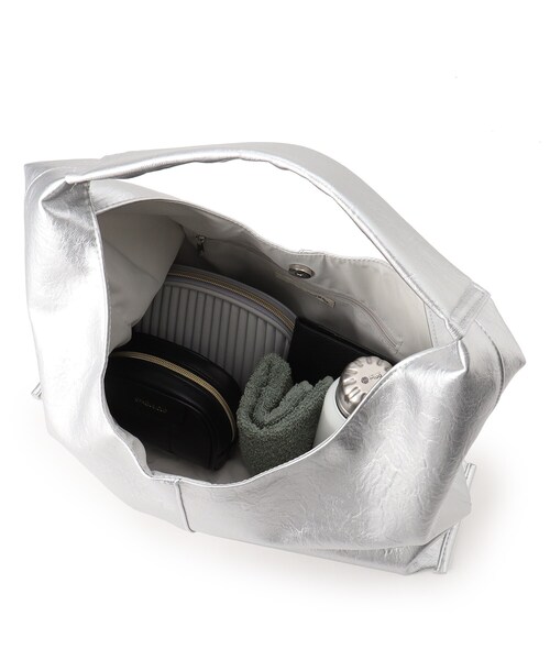 SHOO・LA・RUE（シューラルー）の「トライアングルトートバッグ（トートバッグ・レディース・ブロンズ/ブラック/シルバー・00）」の5枚目の写真