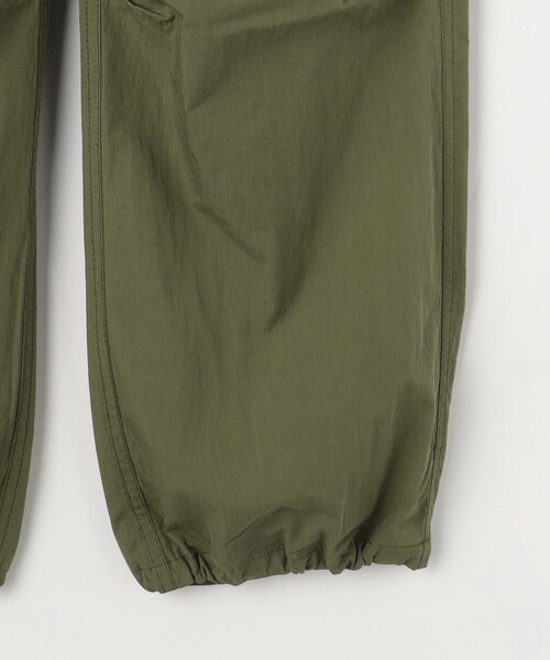 green label relaxing（グリーンレーベルリラクシング）の「パラシュート パンツ（カーゴパンツ・レディース・オリーブ/ネイビー・FREE）」の21枚目の写真