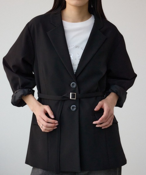 AZUL by moussy(アズールバイマウジー)の「ベルト付きテーラードジャケット(テーラードジャケット・レディース・ブラック/ライトベージュ・FREE)」の2枚目の写真