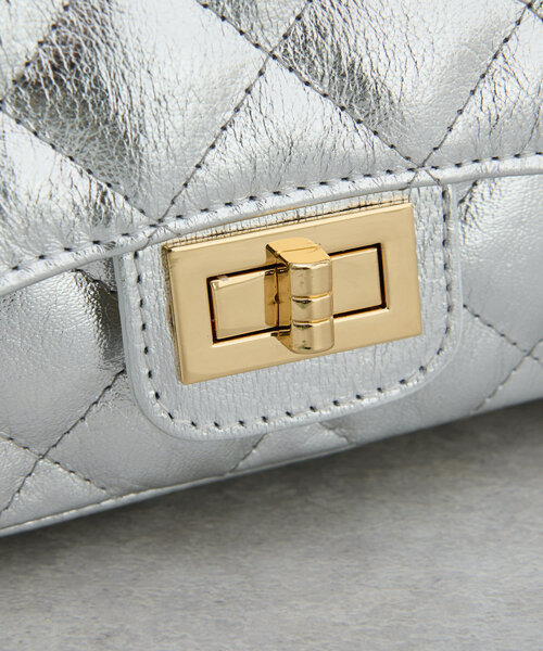 La boutique BonBon（ラブティックボンボン）の「【オウレンティ】メタリックキルティングチェーンショルダーバッグ（ハンドバッグ・レディース・シルバー・FREE）」の18枚目の写真