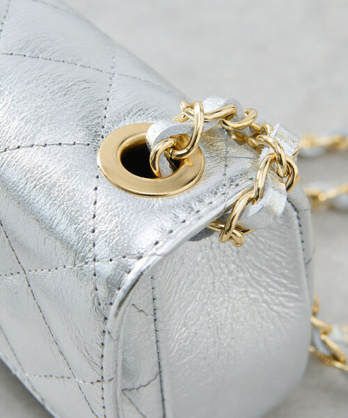La boutique BonBon（ラブティックボンボン）の「【オウレンティ】メタリックキルティングチェーンショルダーバッグ（ハンドバッグ・レディース・シルバー・FREE）」の19枚目の写真