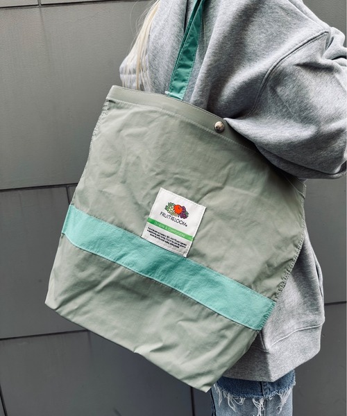 FRUIT OF THE LOOM(フルーツオブザルーム)の「FRUIT OF THE LOOM / FTL NYLON SHOULDER TOTE BAG L / 80310400(トートバッグ・レディース・グレー/チャコールグレー/ミント/ネイビー/ピンク・ONESIZE)」の4枚目の写真