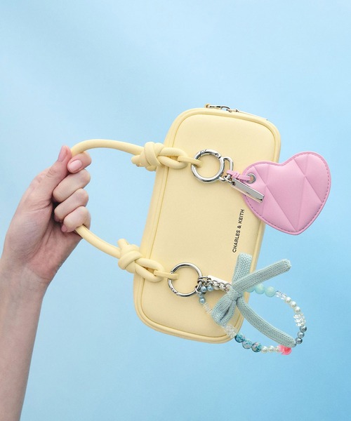 CHARLES & KEITH（チャールズ & キース）の「Sammie サミー ノットハンドルイロンゲイティッドバッグ（トートバッグ・レディース・ピンク系その他5/ライトイエロー/クリーム・S）」の2枚目の写真