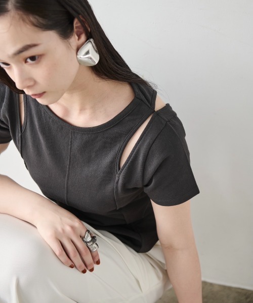 AIC.（エーアイシー）の「カットアウトピンタックフィットTシャツ（Tシャツ/カットソー・レディース・オフホワイト/チャコールグレー・FREE）」の11枚目の写真