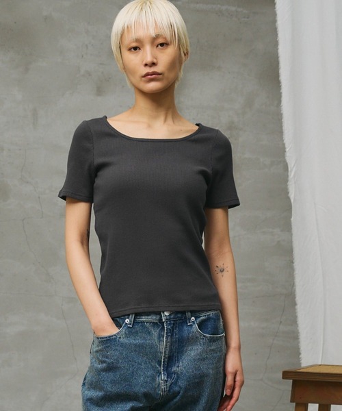 paradigm（パラダイム）の「【paradigm】コットンリブスクエアネックカットソー半袖（Tシャツ/カットソー・レディース・ブラック/グレー/ホワイト/チャコールグレー・SMALL/MEDIUM）」の3枚目の写真