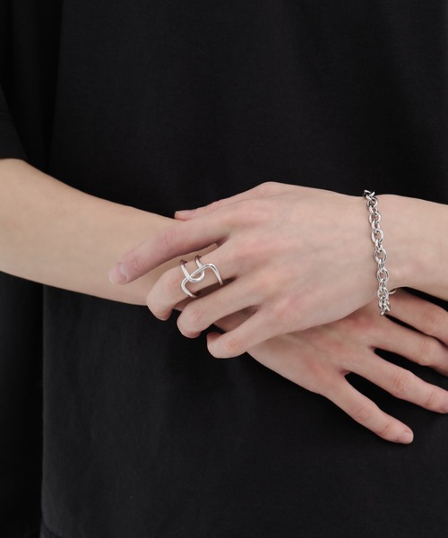 WYZ(ダブリューワイジィー)の「ビッグヒネリ クロスリング(リング・メンズ・ゴールド/ブラック/シルバー・18号)」の13枚目の写真