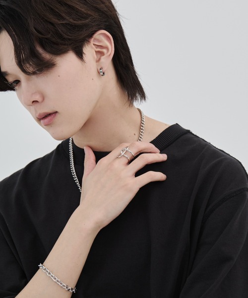 WYZ(ダブリューワイジィー)の「ビッグヒネリ クロスリング(リング・メンズ・ゴールド/ブラック/シルバー・18号)」の7枚目の写真