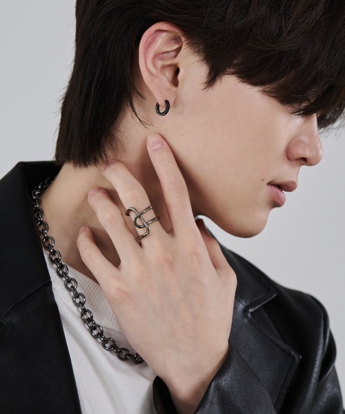 WYZ(ダブリューワイジィー)の「ビッグヒネリ クロスリング(リング・メンズ・ゴールド/ブラック/シルバー・18号)」の6枚目の写真