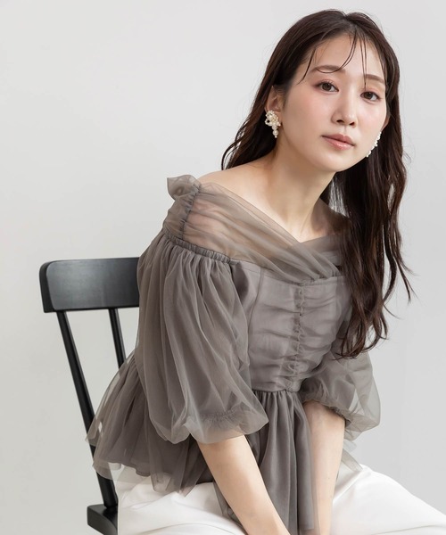 RANDA（ランダ）の「チュールペプラムオフショルブラウス（シャツ/ブラウス・レディース・ブラック/アイボリー/グレー・1/0）」の3枚目の写真