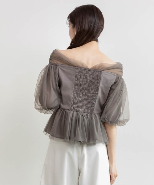 RANDA（ランダ）の「チュールペプラムオフショルブラウス（シャツ/ブラウス・レディース・ブラック/アイボリー/グレー・1/0）」の6枚目の写真