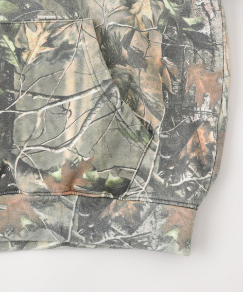 WISM(ウィズム)の「GARDENS&SEEDS / ガーデンズアンドシーズ BIG G HOODIE(パーカー・メンズ・カーキ・LARGE)」の5枚目の写真
