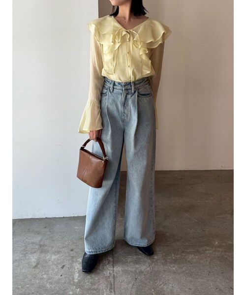 LAGUNAMOON(ラグナムーン)の「タックデニムワイドパンツ(デニムパンツ・レディース・ブラック/ライトブルー・SMALL/MEDIUM)」の1枚目の写真
