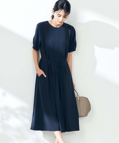 a.v.v(アーヴェヴェ)の「【洗える/ストレッチ】ベルト付フロントプリーツワンピース(ワンピース・レディース・ベージュ/ネイビー・40/38/36)」の2枚目の写真
