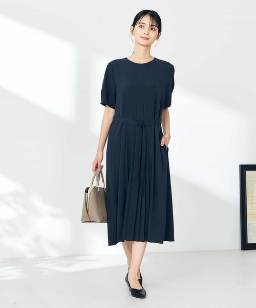 a.v.v(アーヴェヴェ)の「【洗える/ストレッチ】ベルト付フロントプリーツワンピース(ワンピース・レディース・ベージュ/ネイビー・40/38/36)」の22枚目の写真