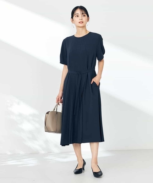 a.v.v(アーヴェヴェ)の「【洗える/ストレッチ】ベルト付フロントプリーツワンピース(ワンピース・レディース・ベージュ/ネイビー・40/38/36)」の21枚目の写真