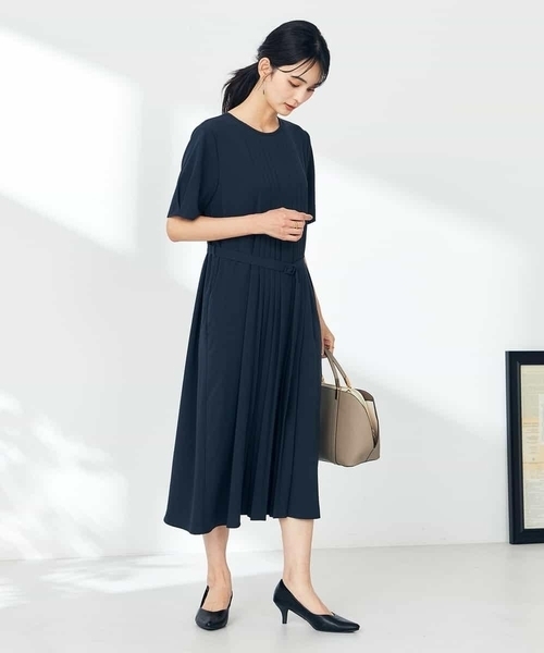 a.v.v(アーヴェヴェ)の「【洗える/ストレッチ】ベルト付フロントプリーツワンピース(ワンピース・レディース・ベージュ/ネイビー・40/38/36)」の19枚目の写真