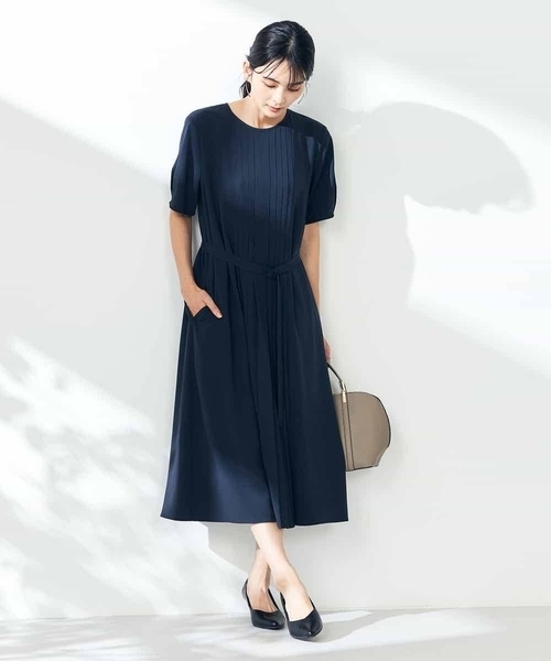 a.v.v(アーヴェヴェ)の「【洗える/ストレッチ】ベルト付フロントプリーツワンピース(ワンピース・レディース・ベージュ/ネイビー・40/38/36)」の18枚目の写真