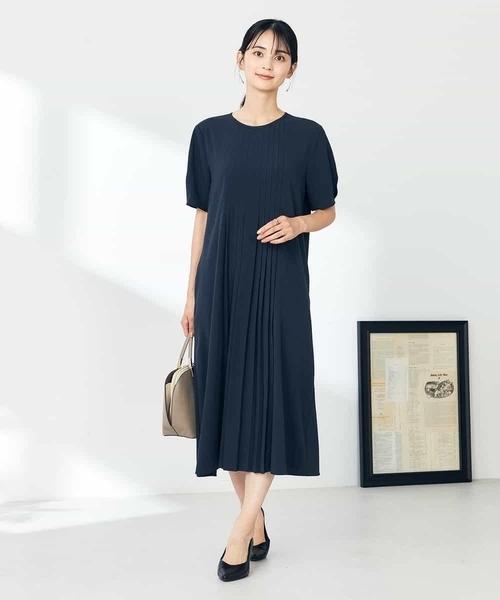a.v.v(アーヴェヴェ)の「【洗える/ストレッチ】ベルト付フロントプリーツワンピース(ワンピース・レディース・ベージュ/ネイビー・40/38/36)」の16枚目の写真