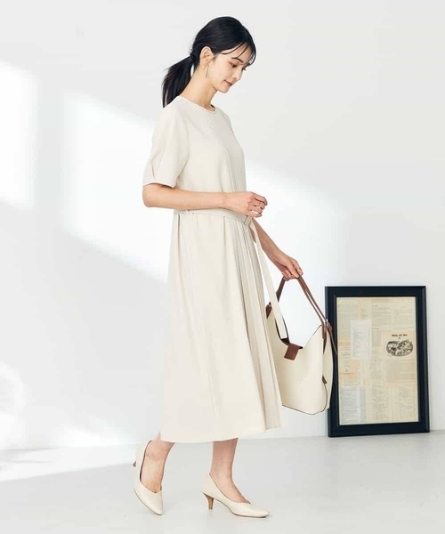 a.v.v(アーヴェヴェ)の「【洗える/ストレッチ】ベルト付フロントプリーツワンピース(ワンピース・レディース・ベージュ/ネイビー・40/38/36)」の15枚目の写真